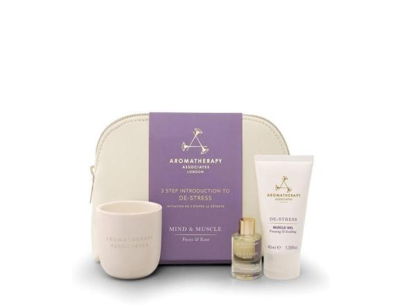 Aromatherapy Associates 3 Step Introduction To De-Stress Mind & Muscle Focus & Ease: De-Stress Candle 85 Gr + De-Stress Mind Bath & Shower Oil 9 Ml + De-Stress Muscle Gel 40 Ml + Classic Branded Vegan Leather Washbag